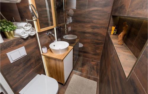 Amazing Apartment In Gajac With 2 Bedrooms