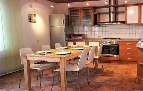 Awesome Apartment In Ribarica With 2 Bedrooms