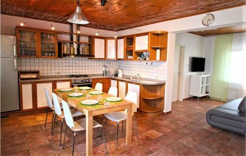Awesome Apartment In Ribarica With 2 Bedrooms