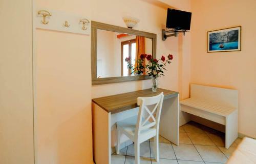 Hostal Elpidas House