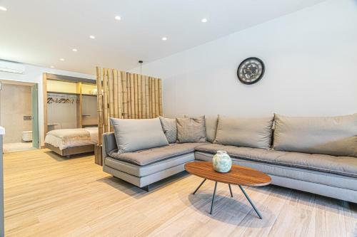 Hotel F & S Lounge Suites