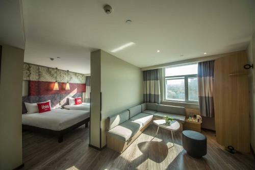 Ibis Urumqi Weixing Square Hotel