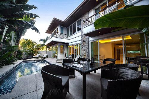Walk 700m To Kamala Beach Comfortable And Spacious Two-story Villa