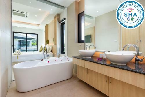 Villa White Pool