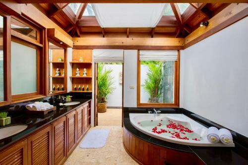 Gorgeous Thai Villa With Pool And Hilltop Seaviews