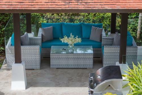 Villa Divina - Stunning Pool Villa 3 Mins Walk To Beach