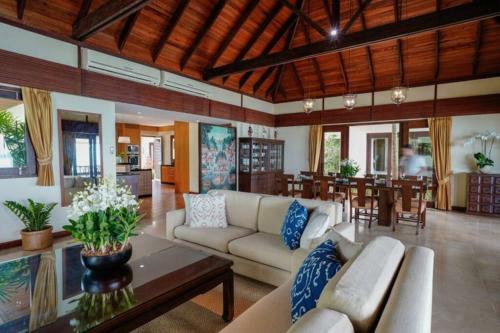 4 Bedroom Beachfront Villa Rose