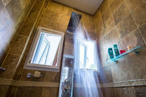 Private Poolvilla Mit Wasserfall
