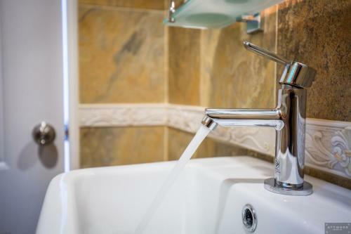 Private Poolvilla Mit Wasserfall
