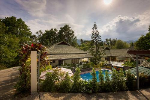 Private Poolvilla Mit Wasserfall