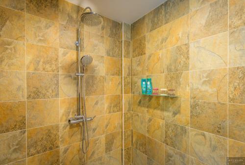 Private Poolvilla Mit Wasserfall