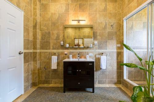 Private Poolvilla Mit Wasserfall