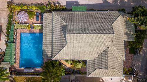 Private Poolvilla Mit Wasserfall