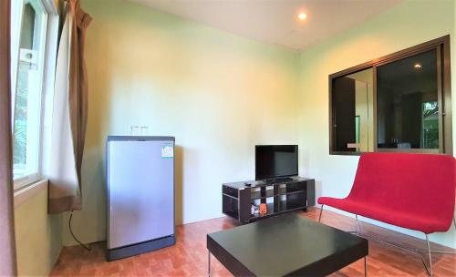 Hotel Chalong Stay Well By Palai Seafood