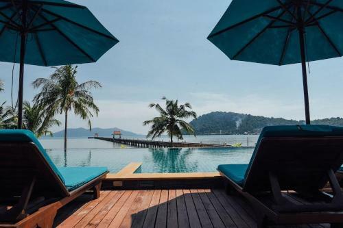 Tropical Beachside Villa - Infinity Pool
