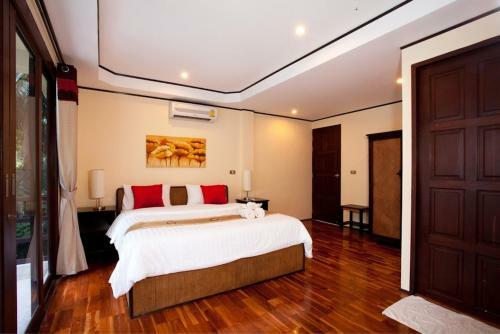 3 Bedroom Seafront Villa Island View
