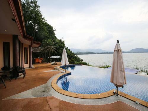 5 Bedroom Seafront Villa Phanghan
