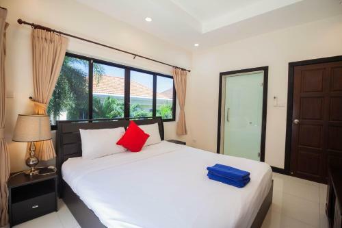 Luxury Pool Villa 4 Br 900m Beach 1.5 Km Downtown