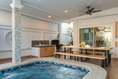 Sabai Pool Villa 12-15 Persons 6br, Sauna, Pool Table, Karaoke, Bbq