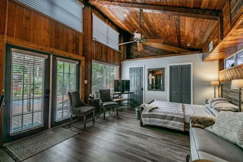 Downtown Dunedin Bb - Rustic Cabin With Pool