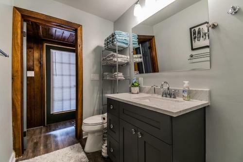 Downtown Dunedin Bb - Rustic Cabin With Pool