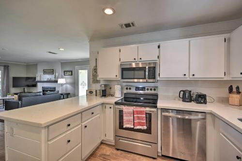 Gulf Breeze Retreat Less Than 4 Mi To Beach Access!