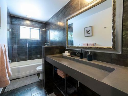 923 Hollywood Muse