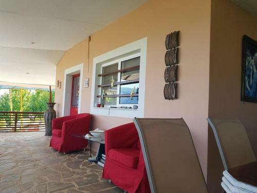 Charming 4-bed House In Pyrgetos