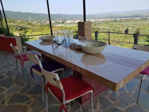 Charming 4-bed House In Pyrgetos