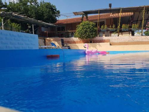 Charming 4-bed House In Pyrgetos