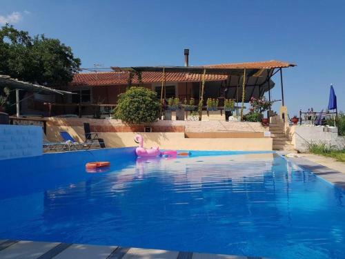 Charming 4-bed House In Pyrgetos
