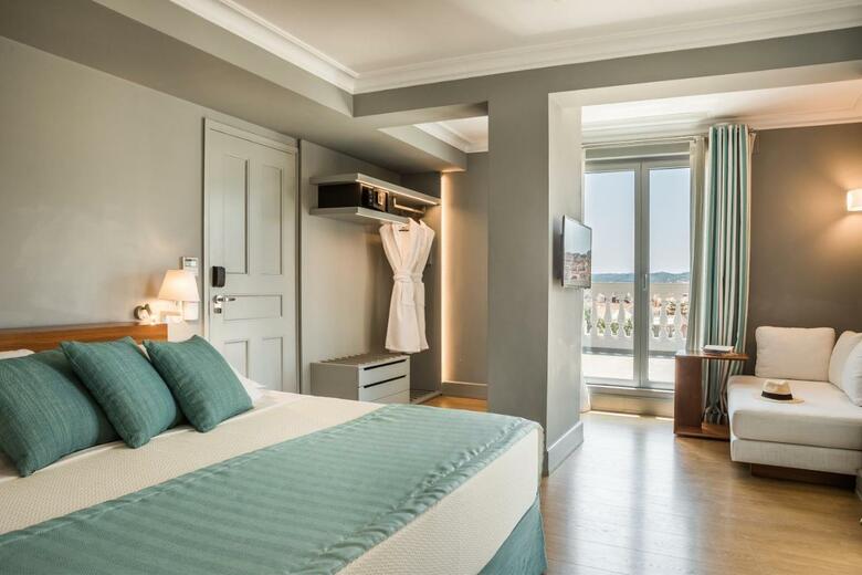 Aenos Hotel