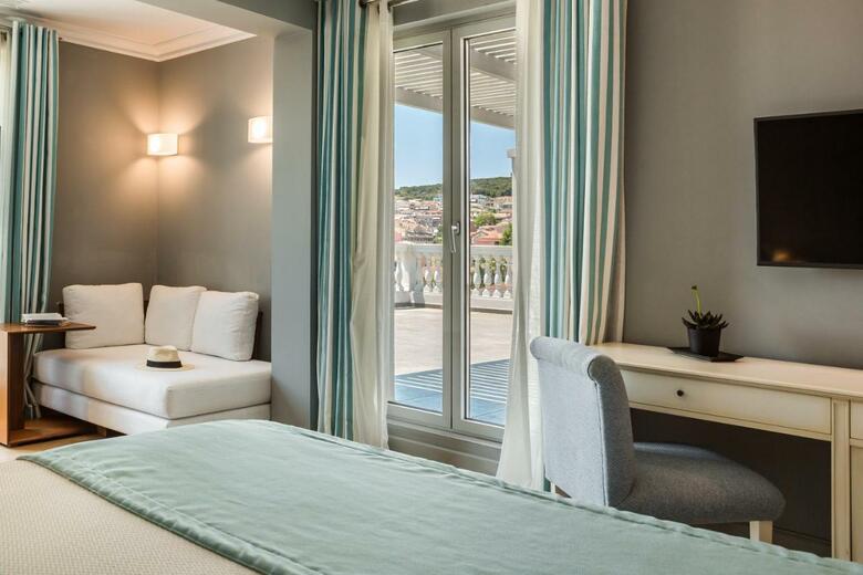 Aenos Hotel