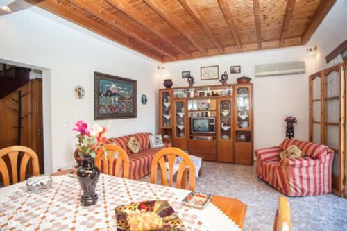 Fernanda's Traditional 2 Floor House