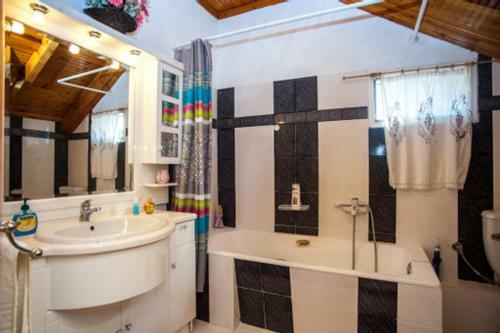 Fernanda's Traditional 2 Floor House