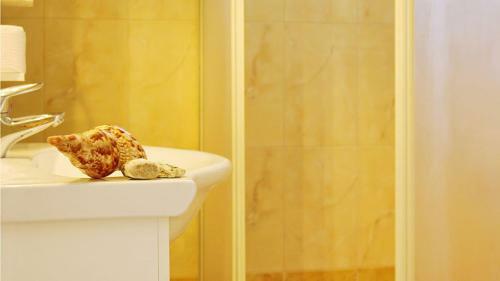 Lions 2 Studios & Apartments, Poros Island.