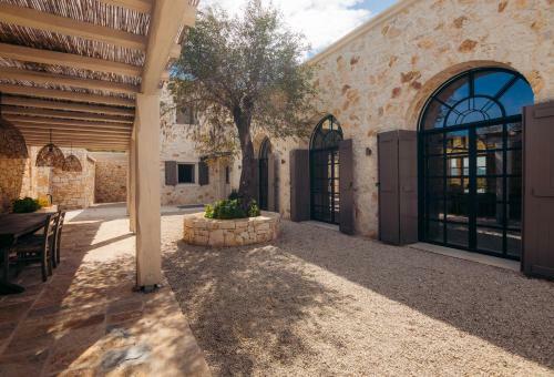 Eclectic And Secluded Estate, Villa Aegis