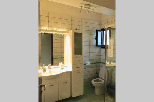 Alexi?s Apartment. 1 Minute Walk To The Beach.