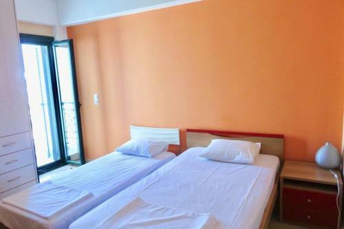 Alexi?s Apartment. 1 Minute Walk To The Beach.