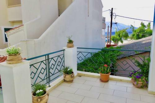Alexi?s Apartment. 1 Minute Walk To The Beach.