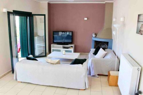Alexi?s Apartment. 1 Minute Walk To The Beach.