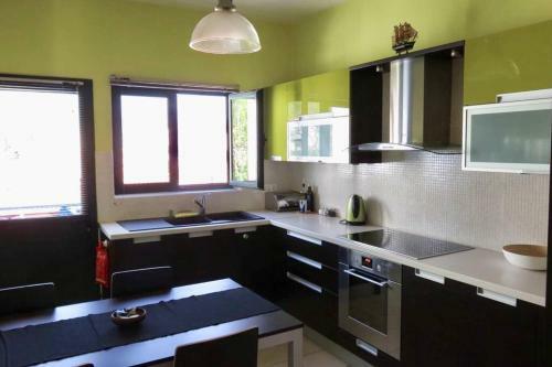 Alexi?s Apartment. 1 Minute Walk To The Beach.