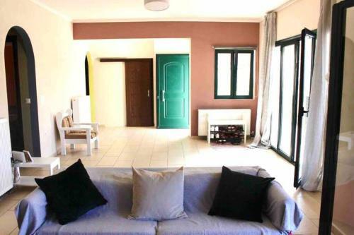 Alexi?s Apartment. 1 Minute Walk To The Beach.