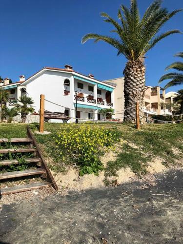 Seafront Family Apartment Ellie