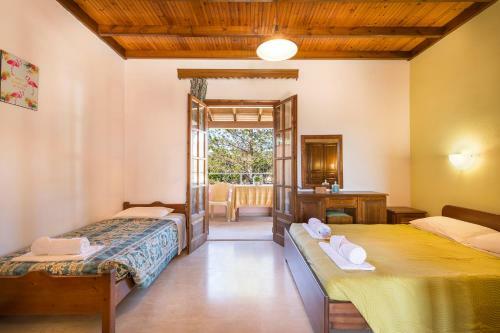 Nikos Pool Apartments - Upper Floor