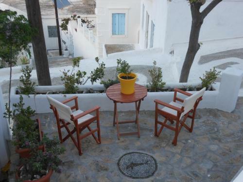Hostal Gyrouli Studios