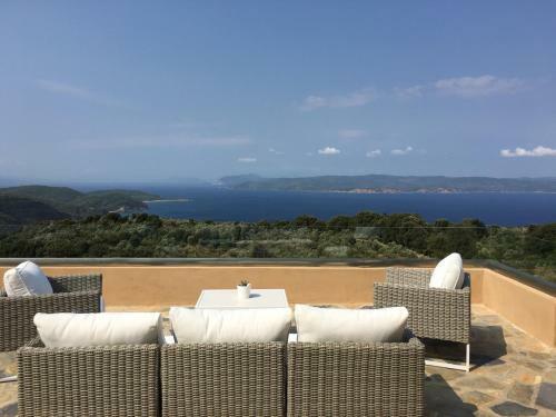 Luxury Villa + Guest House Couchers de Soleil Mer