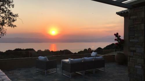 Luxury Villa + Guest House Couchers de Soleil Mer