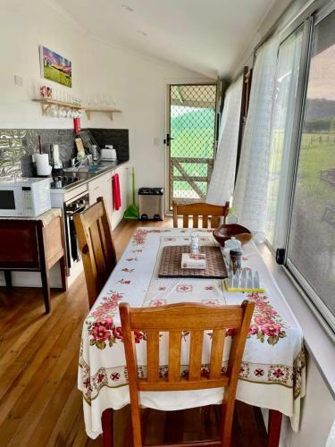 Cabin In The Dam Paddock, 10 Min To The Beach.