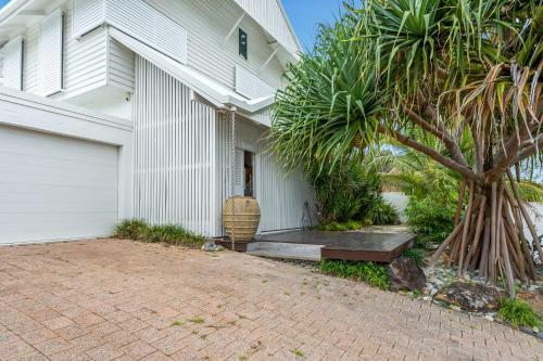 Beach-front 3-bed Home With Stunning View And Pool
